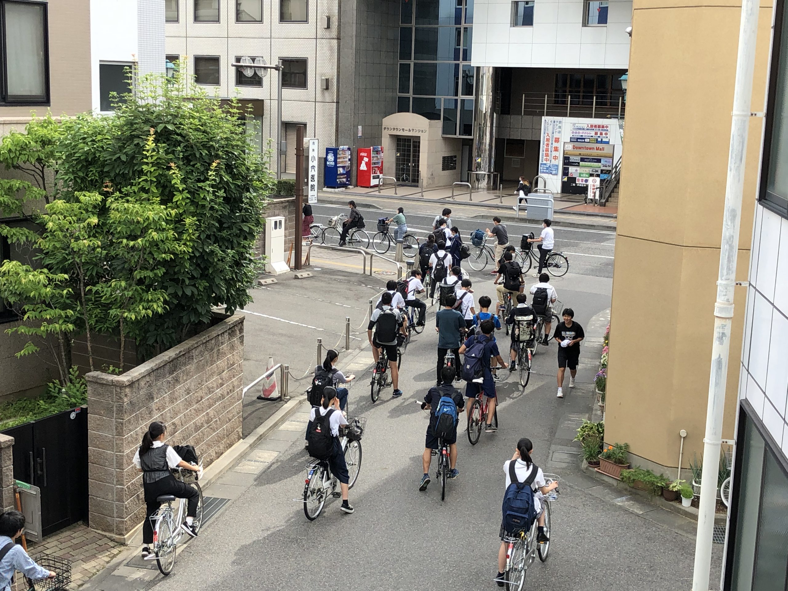 毎朝、駐輪場から学校へ向かうたくさんの高校生たち。逆利用が中心の地域であることから、朝のゲート出庫ラッシュはこちらの現場の名物であり、最速処理を実現しているサイクルンゲートの本領発揮ともいえる環境。