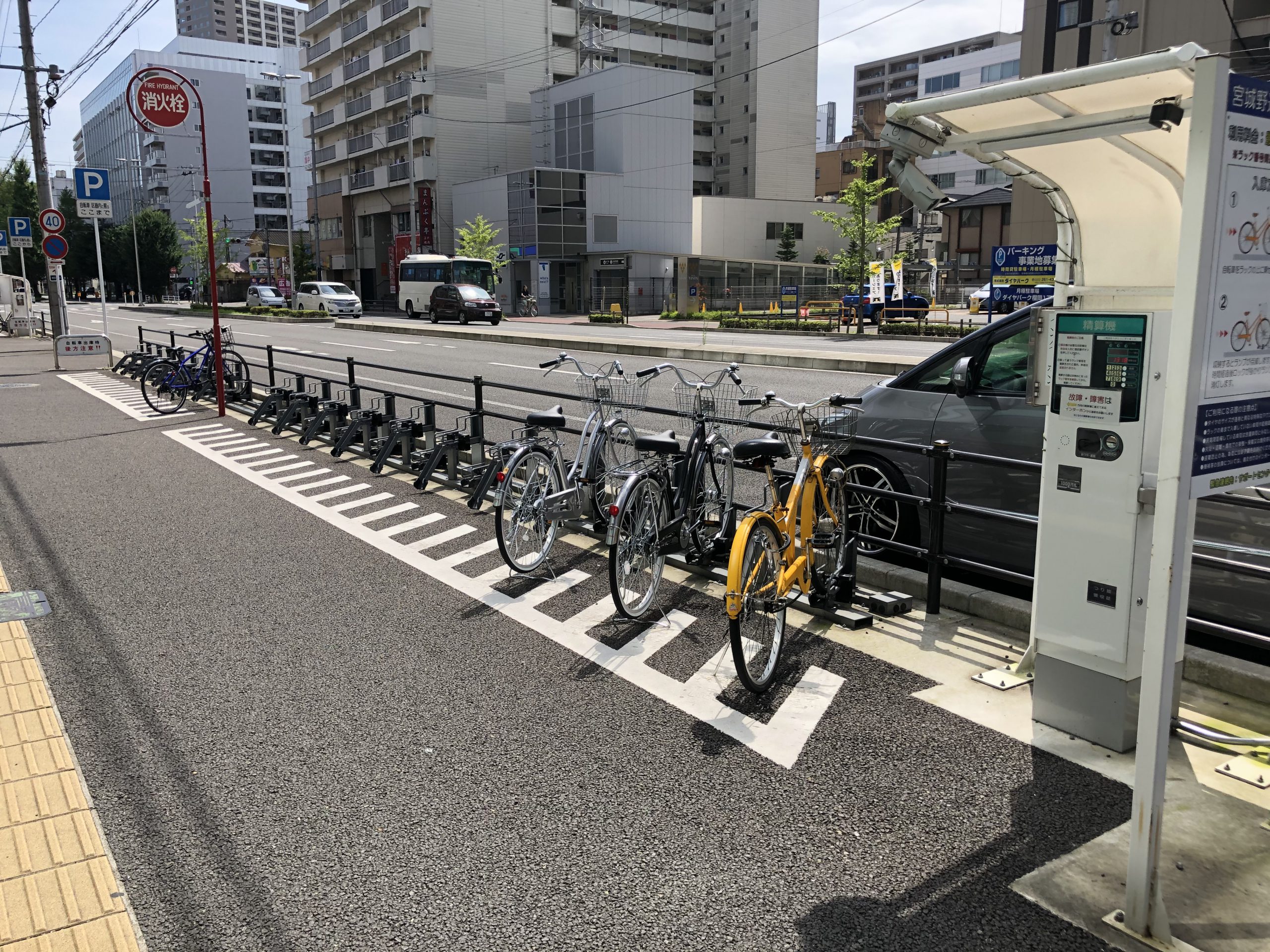 歩道空間を活用した自転車駐車場。まとまった土地がなくとも、駅前好立地に整備を実現する有効な手法として全国的にも事例は少なくない。こちらの現場は最初の２時間は無料で利用できる設定となっており、通勤通学利用のみならず、周辺の買い物等でも気軽に利用できる。