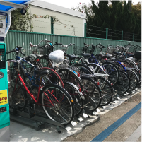 供用開始後<br />
自転車はラックに収納されることで見た目も美しく歩道空間も広々と改善。